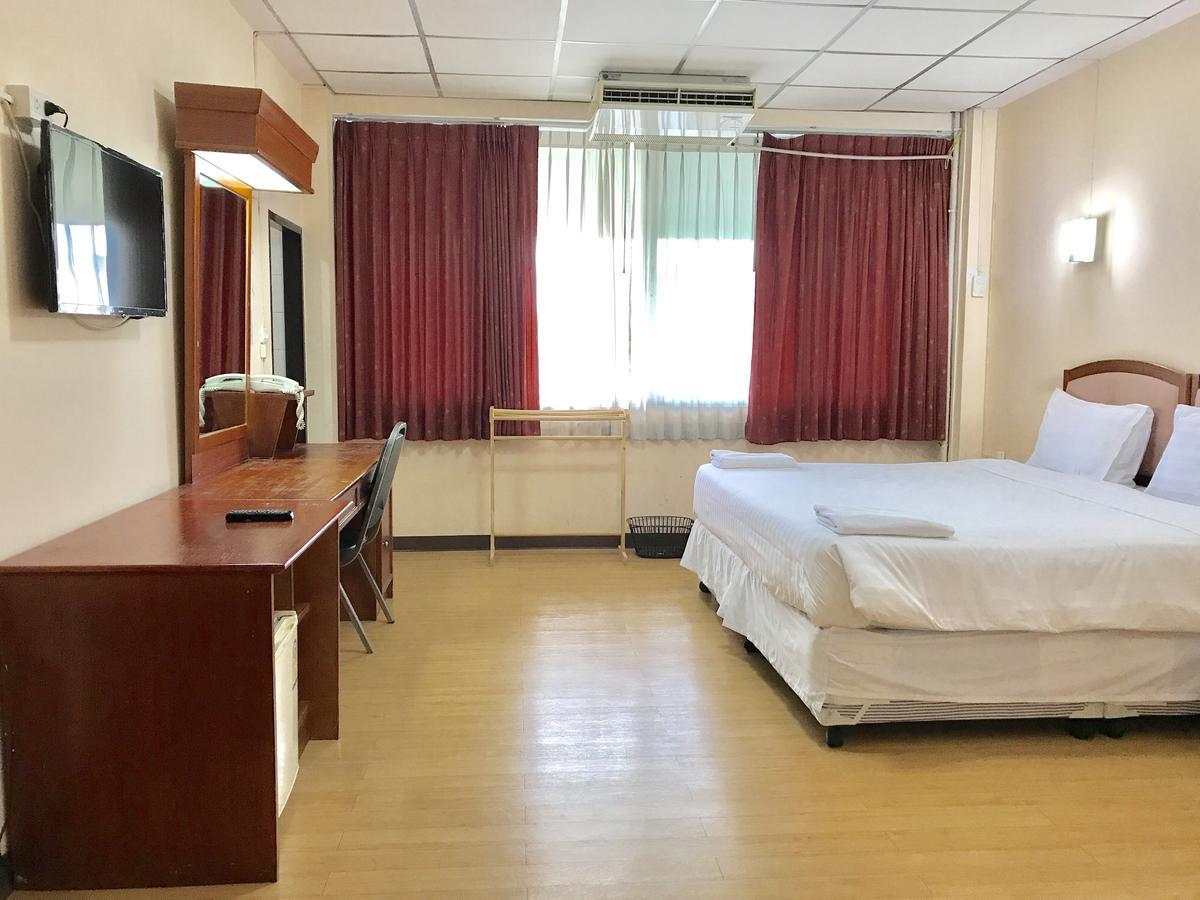 Coop Dopa Hostel Bangkok Exteriör bild